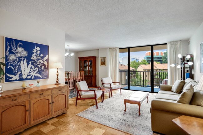 Spacious & bright living area leading to balcony - 118 Monroe St Unit 304