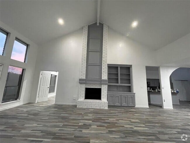 Building Photo - 2027 Woodland Dr Rental