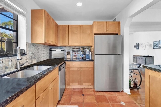 Photo - 836 W 40th St