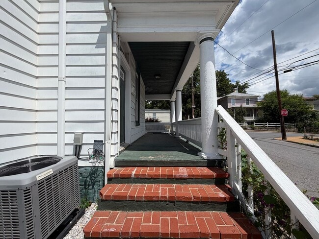Photo - 702 Nelson St