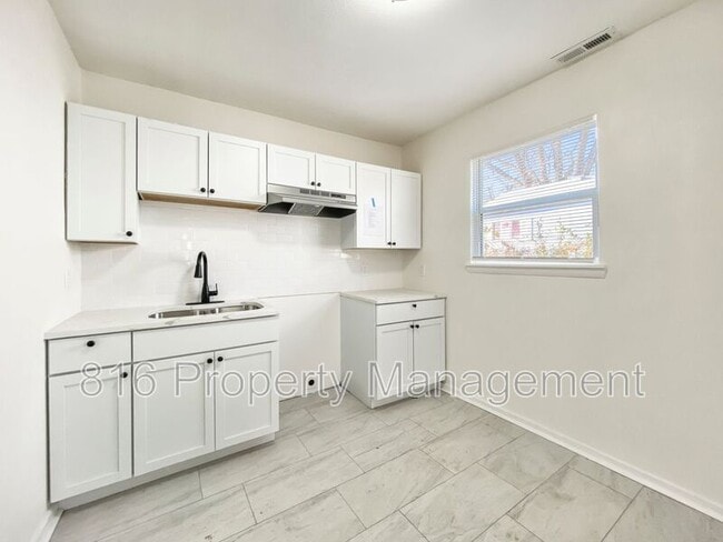 Photo - 5205 Locust Ave