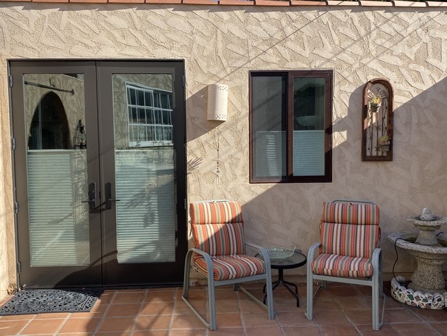 front view of studio with fountain - 2258 Overland Ave