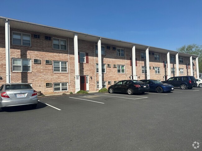 Building Photo - Center Court Apartments