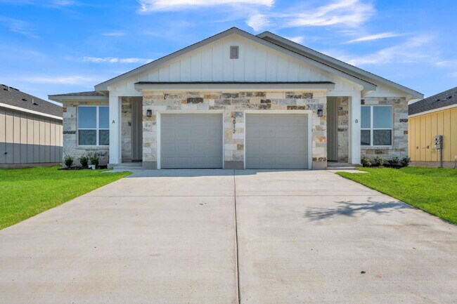 Building Photo - MOVE-IN SPECIAL: December and January rent FREE if moved in before February 1. Unit A