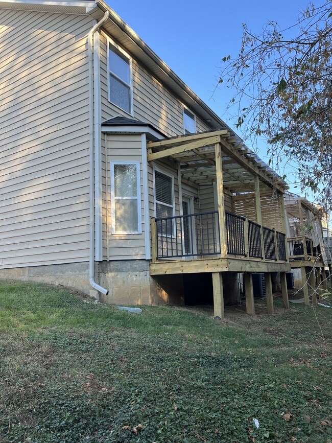 "Spacious 3-Bedroom Townhouse Retreat with Fireplace & Hardwood Floors in Antioch!"