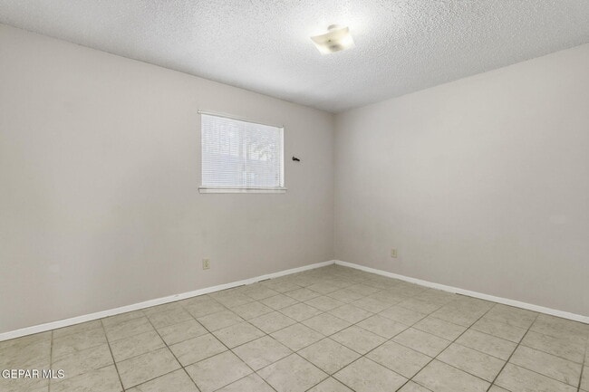 Building Photo - 2918 E Glen Dr
