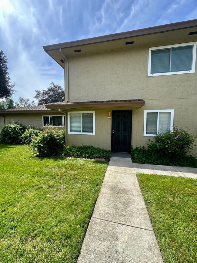 Gorgeous 2 Bedroom 1 Bath ! - Gorgeous 2 Bedroom 1 Bath ! House