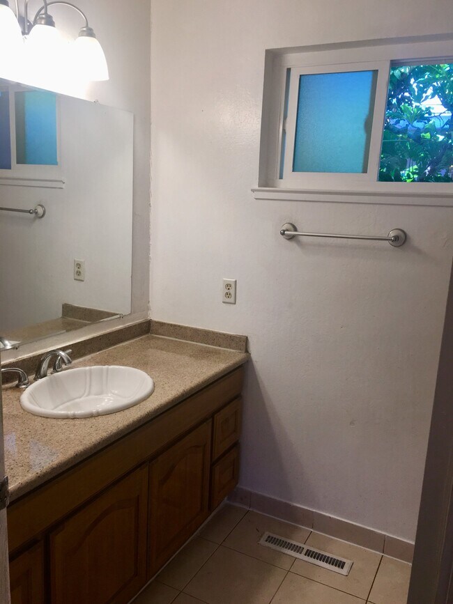 Photo - 2557 Silsby Ave