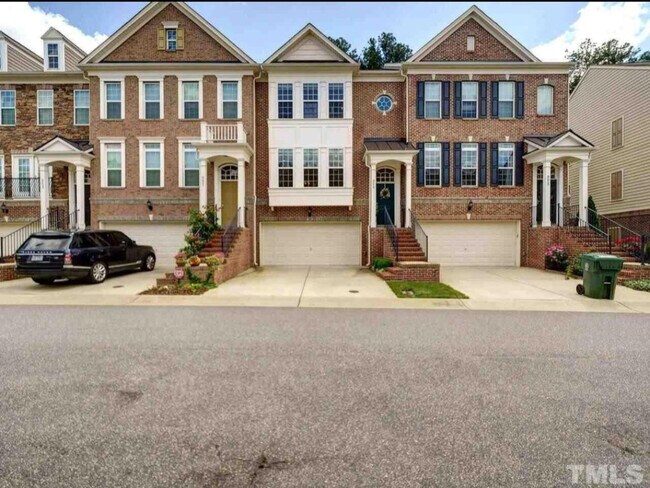 Room in Townhome on Macedonia Lake Dr