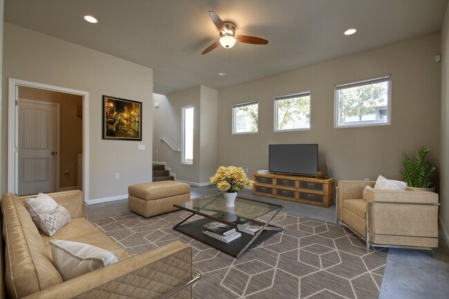 Building Photo - UT PRE LEASE: 2009 Remodeled 6 Bed / 3 Bat...
