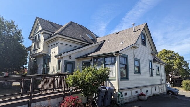 Building Photo - Arcata 3-Bedroom Victorian Apartment Unit 1492 H St, Apt A