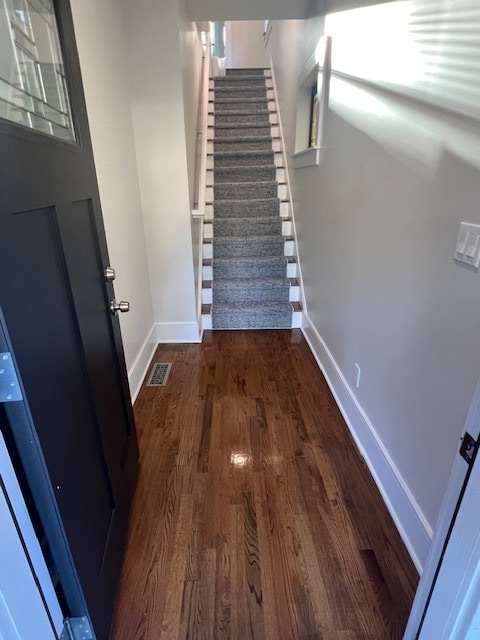 Escaleras que suben al apartamento - 1 Fairview Ave Unidad 2nd floor