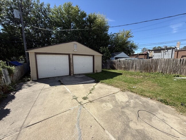 Photo - 18532 Roscommon St