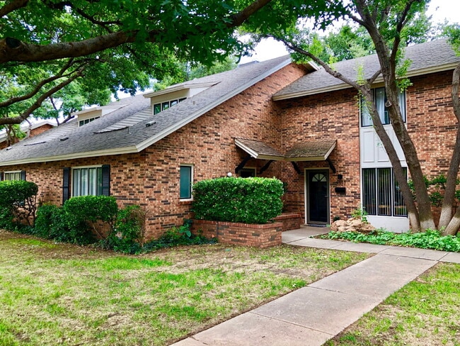 Building Photo - Spacious Townhouse close to TTU and medical.