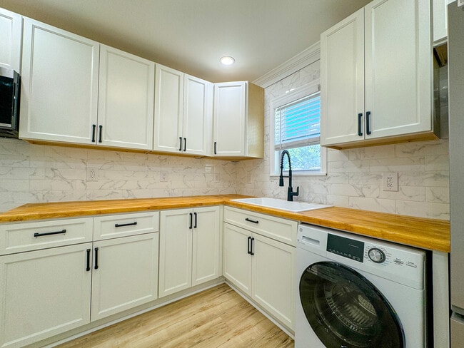 Photo - 711 W 44th St Unit C