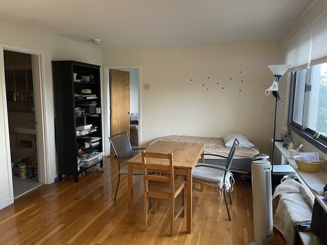 Building Photo - 14 Trowbridge St Unit 71