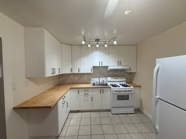 Building Photo - 114 Carolina St Unit 114 Carolina St #B