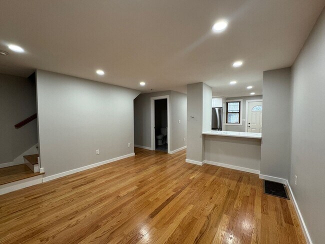 4 Story Townhouse Sublet until End of Augu... - 4 Story Townhouse Sublet until End of Augu...