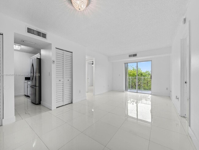 Building Photo - 8260 SW 210th St Unit 211