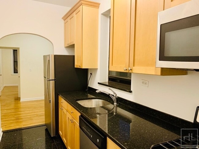 Building Photo - GRAND STREET Rental
