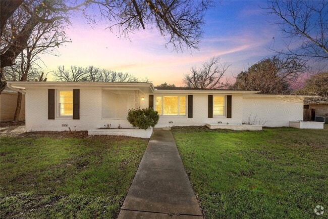Building Photo - 2416 Lake Air Dr Rental