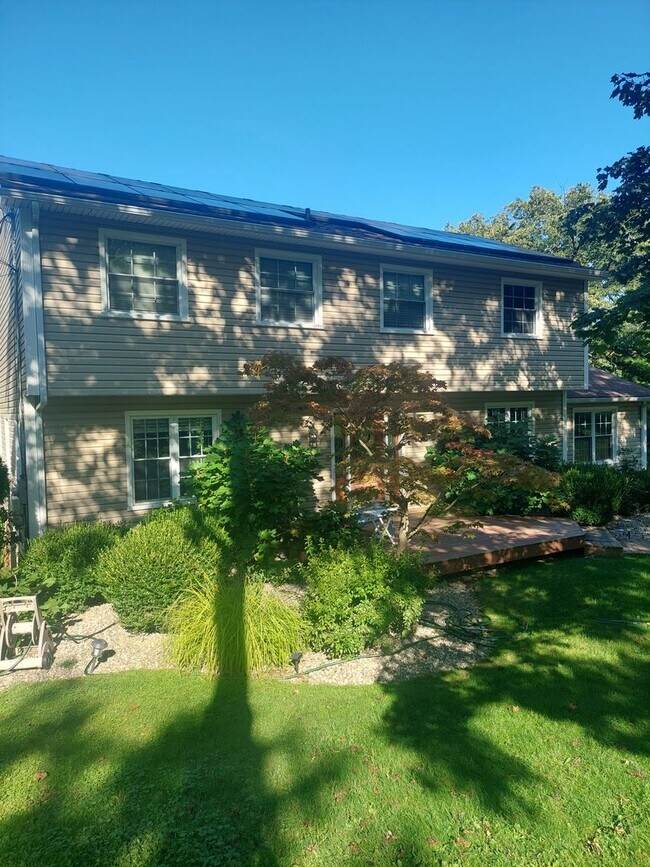 Spacious 4BR/3.5 BA Colonial Style Home wi... House Rental in Danbury