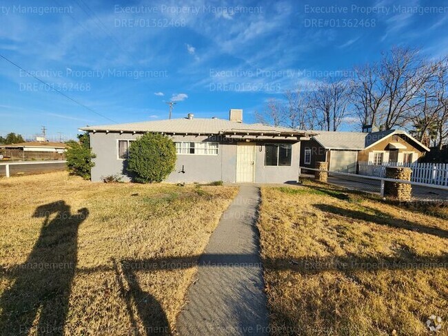 Building Photo - 3 bedrooms 1 bath home with large backyard...