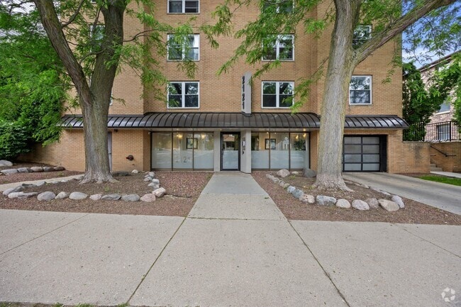 Building Photo - 2121 N Cambridge Ave Rental