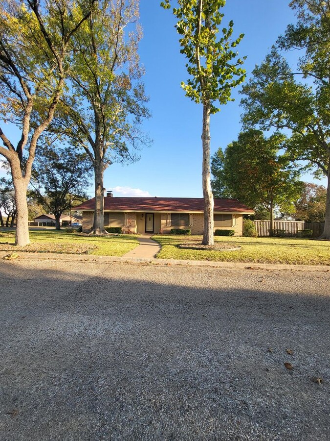 Very nicely renovated 3 bedroom 2 bath home - Very nicely renovated 3 bedroom 2 bath home