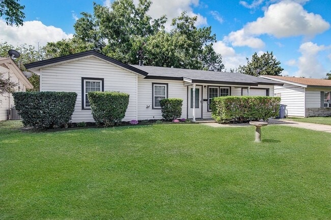 Photo - 541 NW Lorna St