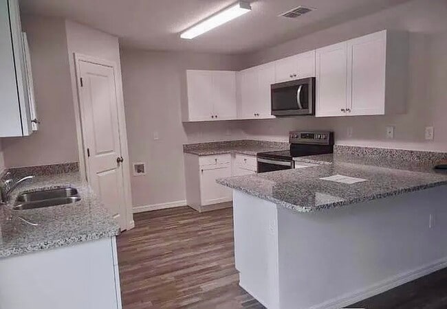 Building Photo - 6248 N Chestnut Terrace