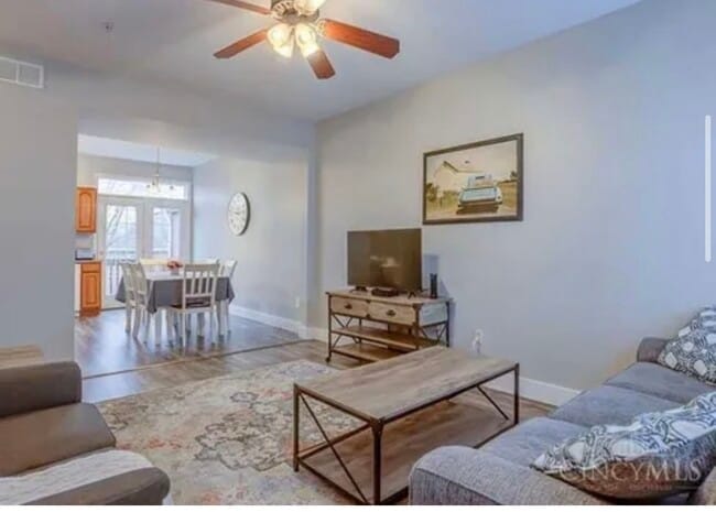 Photo - 14 S Poplar St