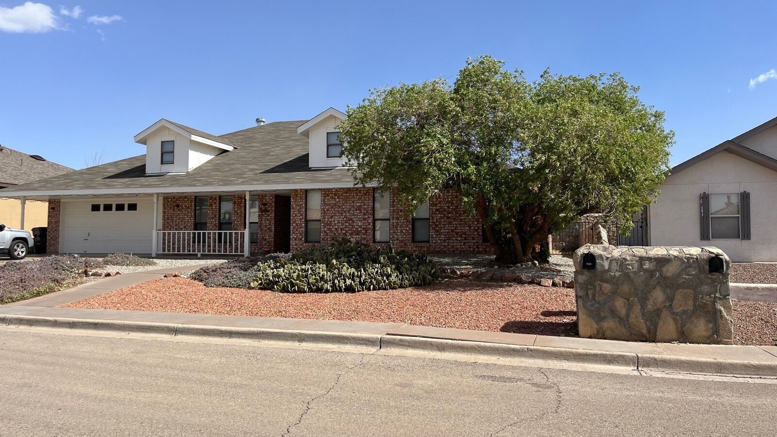 Spacious 5 Bedroom House with Fireplace - Spacious 5 Bedroom House with Fireplace