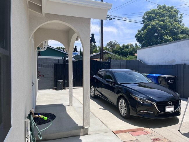 Aparcamiento - 8144 Washington Ave