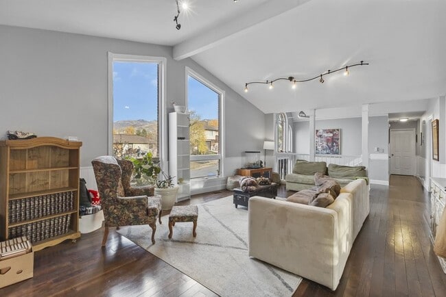 Photo - 752 Raygene Way