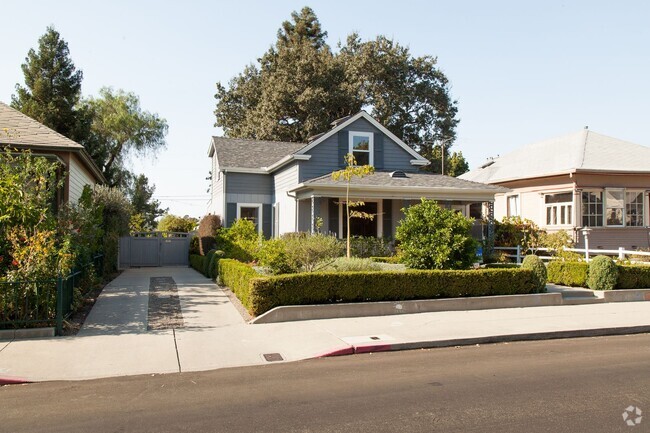 Building Photo - 4 Bedroom House with HUGE Backyard on Hist...