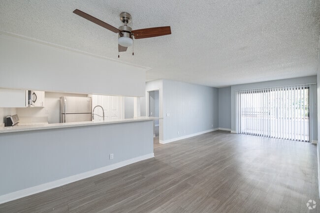 2BR, 2BA - 900SF - Living Room
