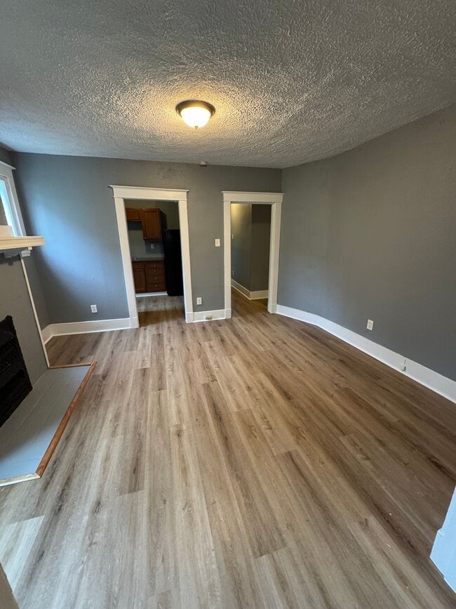 Photo - 311 W Burgess St Unidad 1