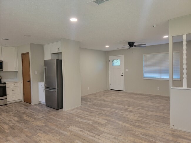 Vista desde el comedor hasta la puerta principal. - 221 County Road 4050