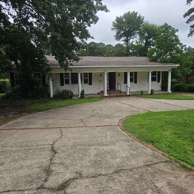 Building Photo - 209 N Pinecrest Dr Rental