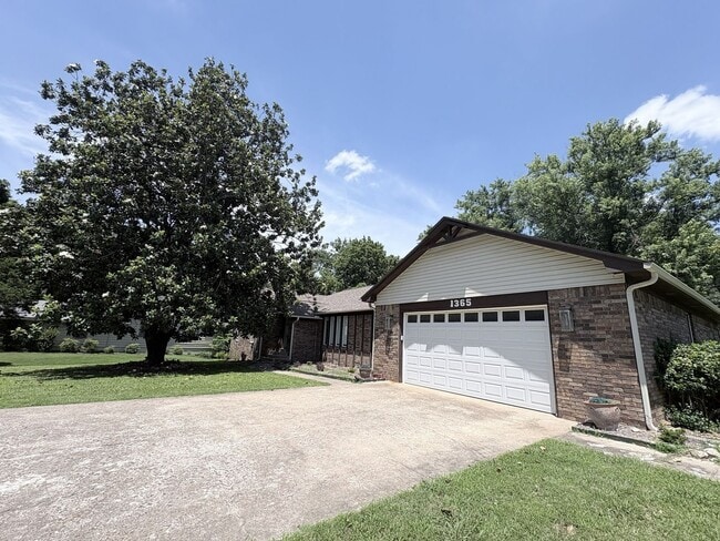 Photo - 1365 W Twin Springs St