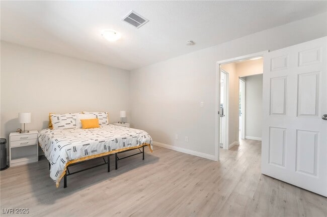 Photo - 3209 Kings Way