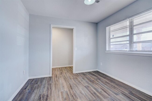 Photo - 629 Parkhurst Terrace