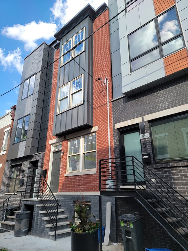 Building Photo - 1245 N Myrtlewood St Rental