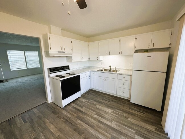 Building Photo - Welcome Home! Unit 317 NW 8th Ave