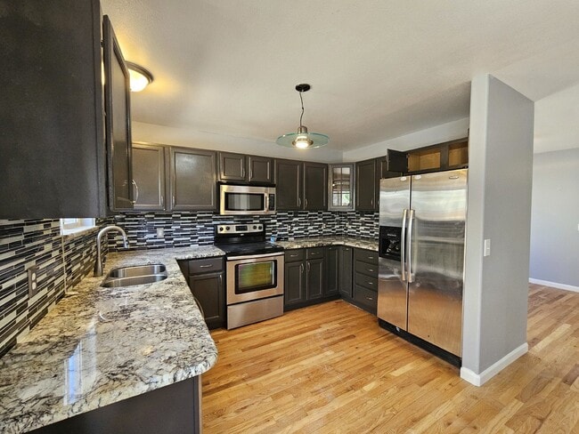 Photo - 11215 Jansen St