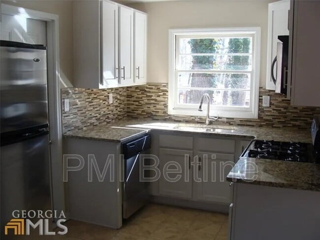 Building Photo - 2881 Monterey Dr