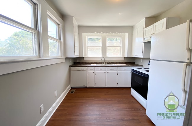 Photo - 607 Perry Rd