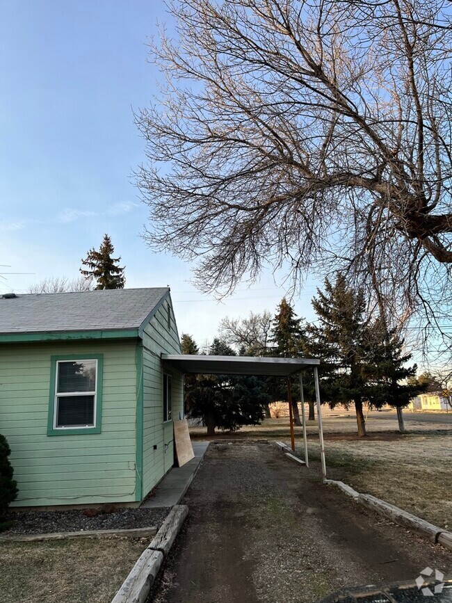 Building Photo - 910 E 9th S Rental