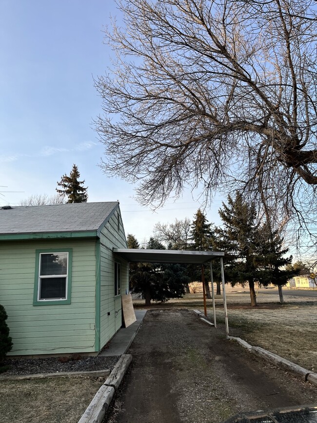 Building Photo - 910 E 9th S Rental